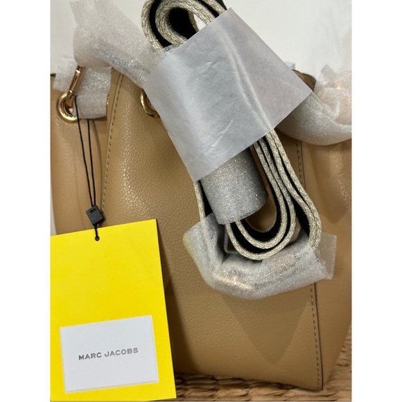 ✨Host Pick✨Marc Jacobs Tan Bucket Bag with Black & Gold Shimmer Strap - Picture 7 of 7